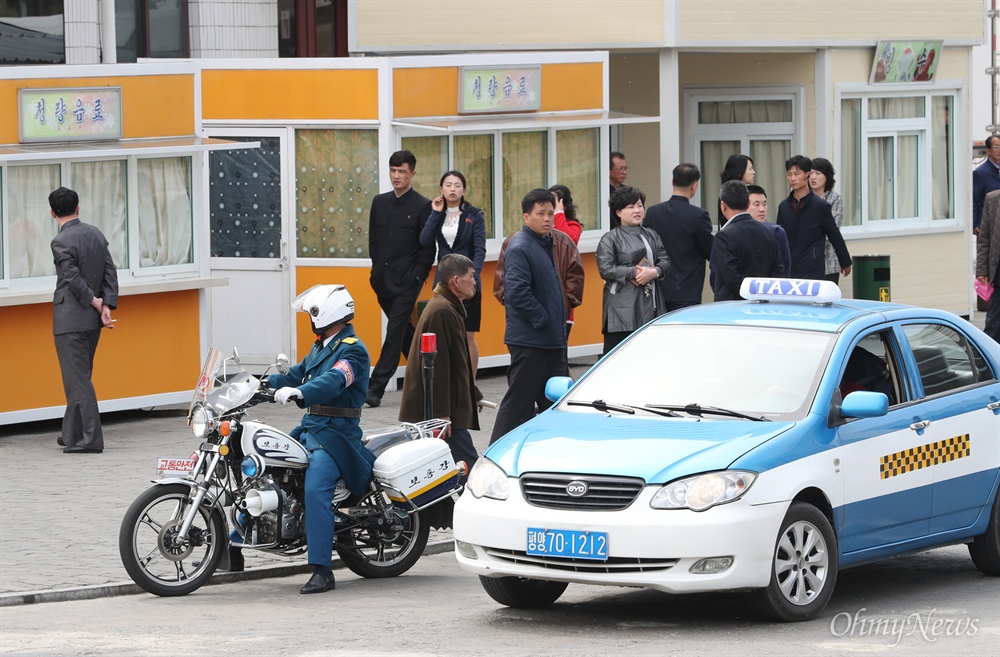 평양 교통경찰과 택시 2일 오후 평양 창전거리에 교통경찰 오토바이와 택시가 대기해 있다.