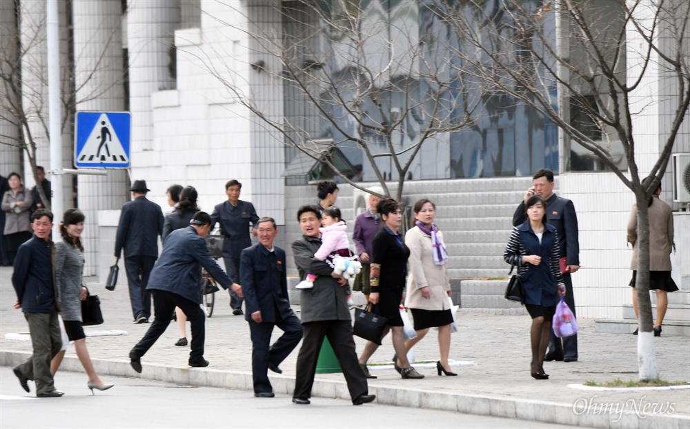 평양 거리 시민들 남북평화협력기원 남측예술단과 함께 방북한 기자들이 기록한 2일 오후 평양 거리 시민들의 모습.