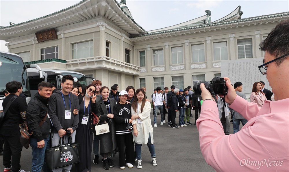 옥류관앞 기념촬영하는 남측예술단 2일 오후 평양냉면 전문점인 평양 옥류관 앞에서 백지영 등 남북평화협력기원 남측예술단원들이 점심식사에 앞서 기념촬영을 하고 있다.