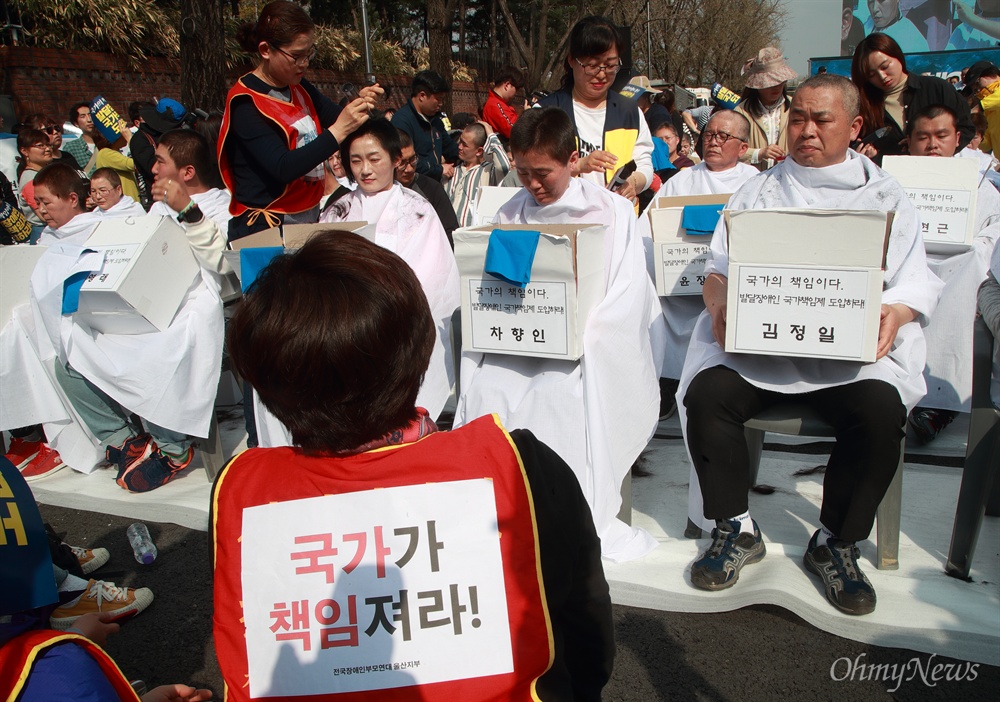 장애인부모 200여명 눈물의 삭발식 “국가가 발달장애인 지원하라” ‘세계 자폐증 인식의 날’인 2일 오후 서울 종로구 청와대 연무관 앞에서 장애 자녀를 둔 부모들이 발달장애인 국가책임제 도입을 촉구하며 삭발을 하고 있다.