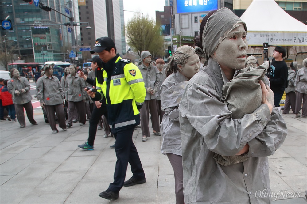  제주 4.3 사건 70주년을 맞은 3일 오후 서울 종로구 광화문광장에서 403명의 시민이 4.3 사건 희생자의 넋을 기리며 의미를 알리는 퍼포먼스를 벌이고 있다.