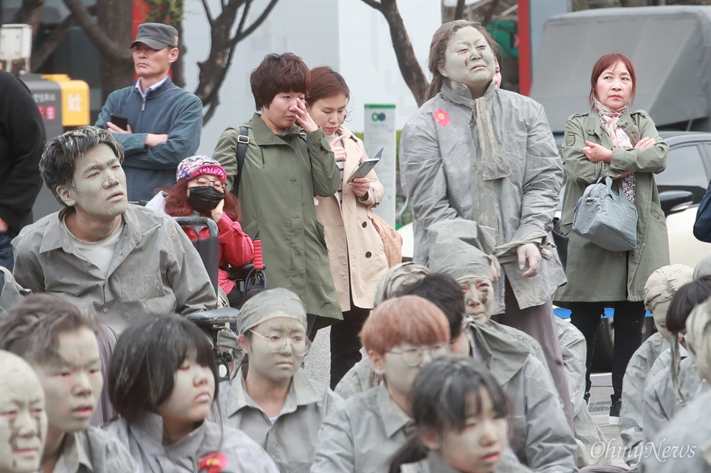  제주 4.3 사건 70주년을 맞은 3일 오후 서울 종로구 광화문광장에서 403명의 시민이 4.3 사건 희생자의 넋을 기리며 의미를 알리는 퍼포먼스를 벌이고 있다.