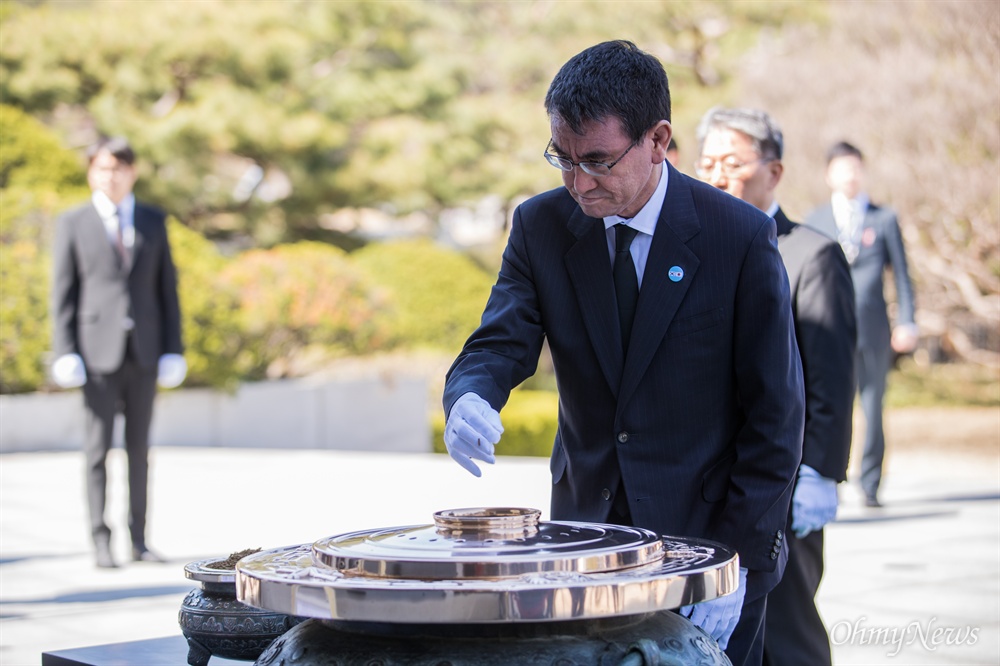  고노 다로 일본 외무상이 11일 오후 서울 동작구 국립현충원에서 참배를 하고 있다.