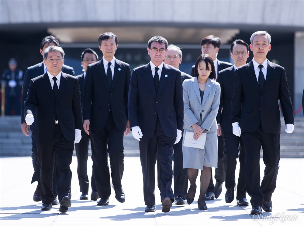  고노 다로 일본 외무상이 11일 오후 서울 동작구 국립현충원에서 참배를 하고 있다.