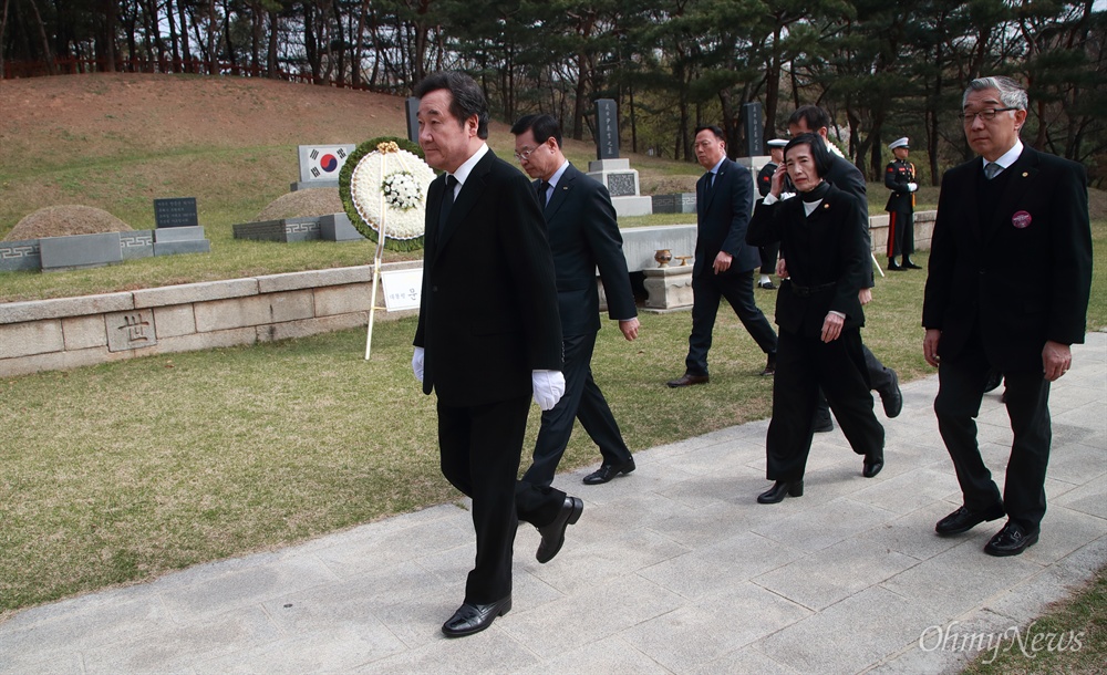 삼의사 묘역 찾은 이낙연 총리와 후손들 이낙연 국무총리와 피우진 국가보훈처장, 김구 선생의 손자 김휘씨, 윤봉길 의사의 손자 윤주원씨, 이동녕 선생의 손자 이경희씨 등 유족들이 13일 오전 서울 용산구 백범김구기념관 앞 야외광장에서 열린 제99주년 대한민국임시정부수립 기념식에 앞서 삼의사 묘역을 찾아 독립을 위해 희생하신 분들을 기리며 참배하고 있다.