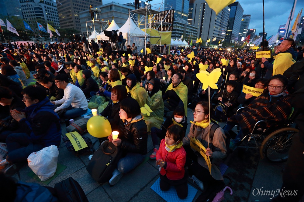 세월호참사 4주기 '기억하고 행동하겠습니다' 세월호참사 4주기를 이틀 앞둔 14일 오후 서울 광화문광장에서 열린 ‘4월16일의약속 다짐문화제’에 쌀쌀한 날씨에도 불구하고 1만5천여명(주최측 추산)의 시민들이 참석했다.
