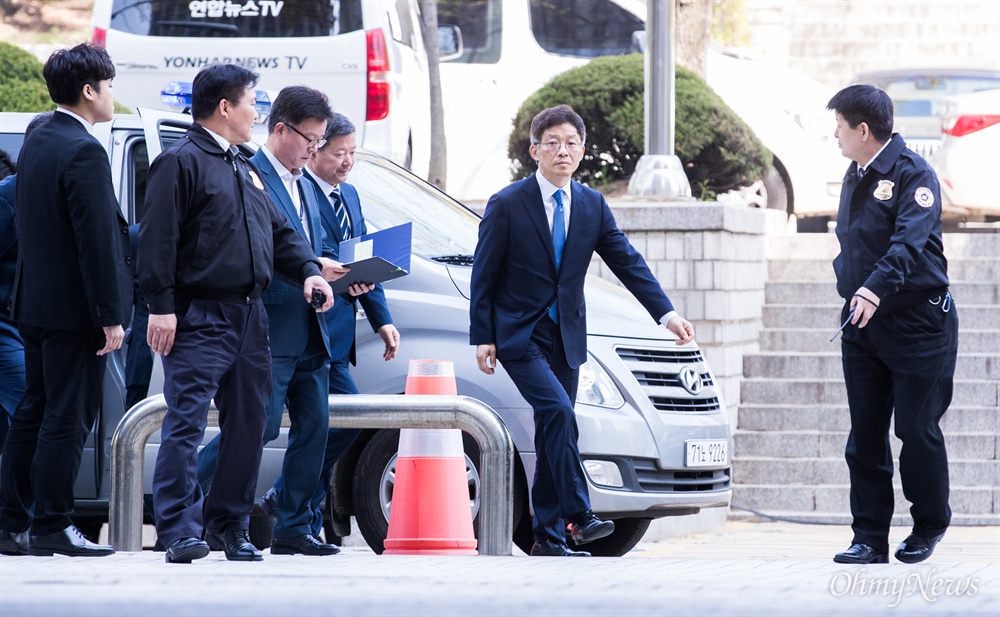  후배 검사를 성추행하고 인사보복을 가했다는 의혹을 받는 안태근 전 검사장이 18일 오전 서울 서초구 서울중앙지방법원에서 영장실질심사를 받기 위해 출석하고 있다. 