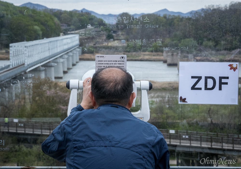  남북정상회담을 3일 앞둔 24일 오후 경기도 파주시 임진각에서 <독일 제 2텔레비전 (ZDF, 츠바이테스 도이체스 페른제헨>사가 취재를 준비하며 자리를 맡아 표시해 두고 있다.