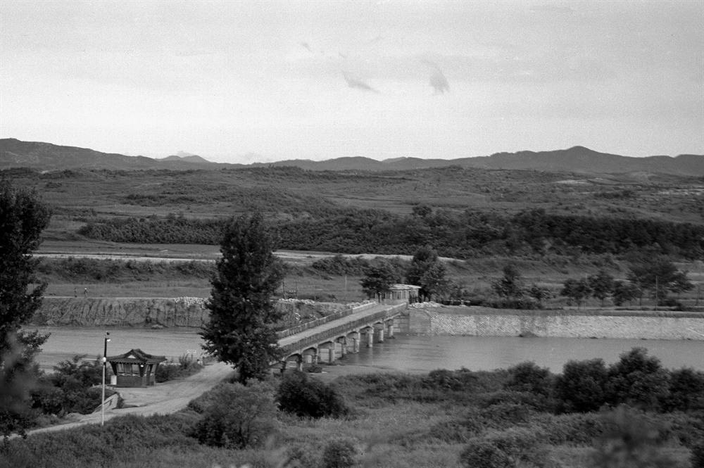 돌아오지 않는 다리와 미루나무  판문점 제5초소에서 본 돌아오지 않는 다리. 왼쪽 UN측 초소 앞의 미루나무는 1976년 8월 18일 도끼만행 사건으로 인해 잘렸다. 