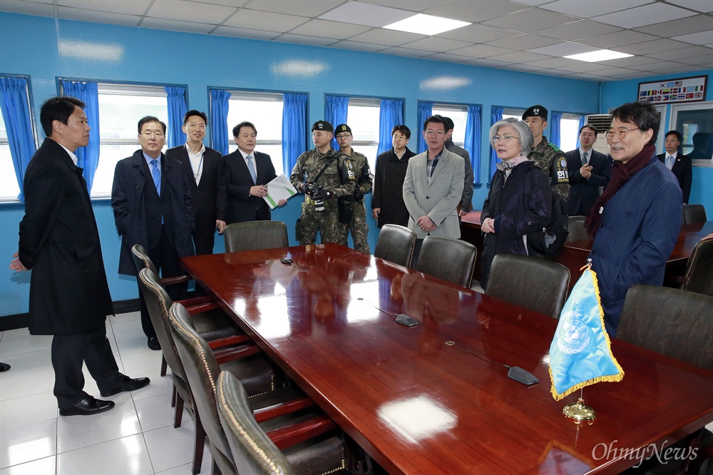 남북정상회담 준비위원회 판문점 현장점검 지난 4월 6일 남북정상회담 준비위원장인 임종석 대통령비서실장을 비롯한 일행이 문재인 대통령과 김정은 국무위원장의 정상회담이 열릴 예정인 판문점을 방문해 군사정전위회의실 내부 등 관련 시설들을 점검했다.