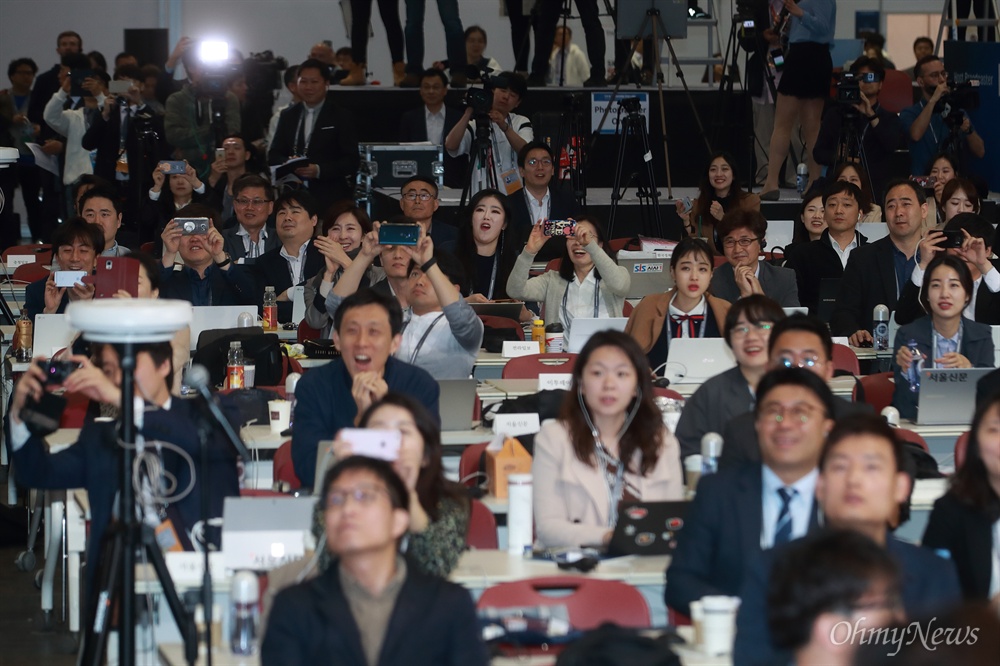 남북정상 만남에 환호하는 취재기자들 27일 오전 경기도 일산 킨텍스 메인프레스센터(MPC)에 마련된 대형 모니터에 문재인 대통령과 김정은 북한 국무위원장이 판문점에서 만나는 장면이 생중계되자, 국내외 취재기자들이 이를 지켜보며 휴대폰으로 촬영하고 있다.