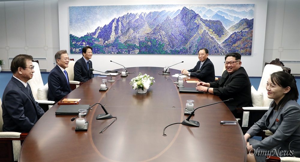 문재인-김정은 첫 남북정상회담 문재인 대통령과 김정은 국무위원장을 비롯한 수행원들이 배석한 가운데 27일 오전 판문점 남측 평화의 집에서 '2018 남북정상회담'이 열리고 있다. 남측에서는 임종석 청와대 비서실장, 서훈 국가정보원장이, 북측에서는 김여정 당중앙위원회 제1부부장, 김영철 당중앙위원회 부위원장이 배석했다.
