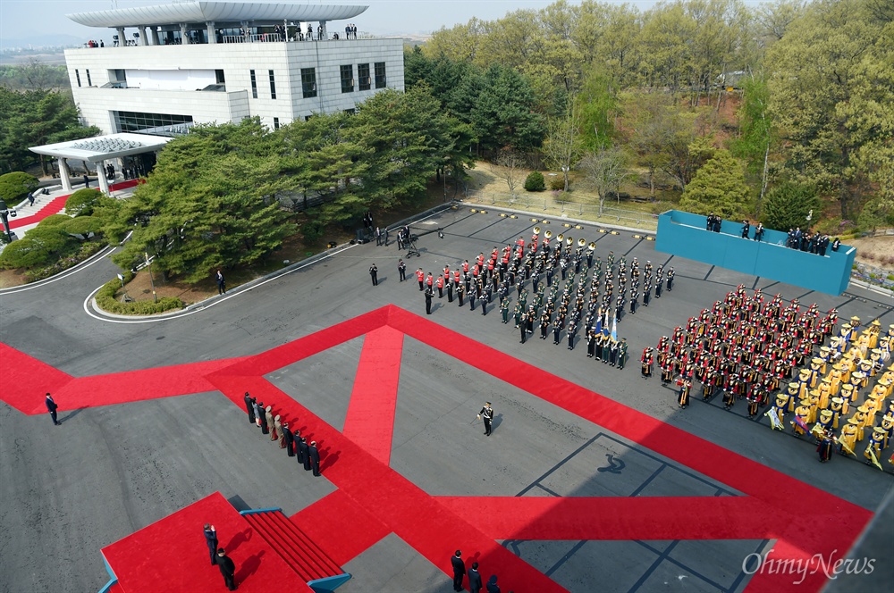  2018 남북정상회담이 열린 27일 오전 판문점 평화의 집앞 광장에서 문재인 대통령과 김정은 국무위원장을 비롯한 수행원들이 참석한 가운데 열린 공식환영식에서 국군의장대 사열이 진행되고 있다.