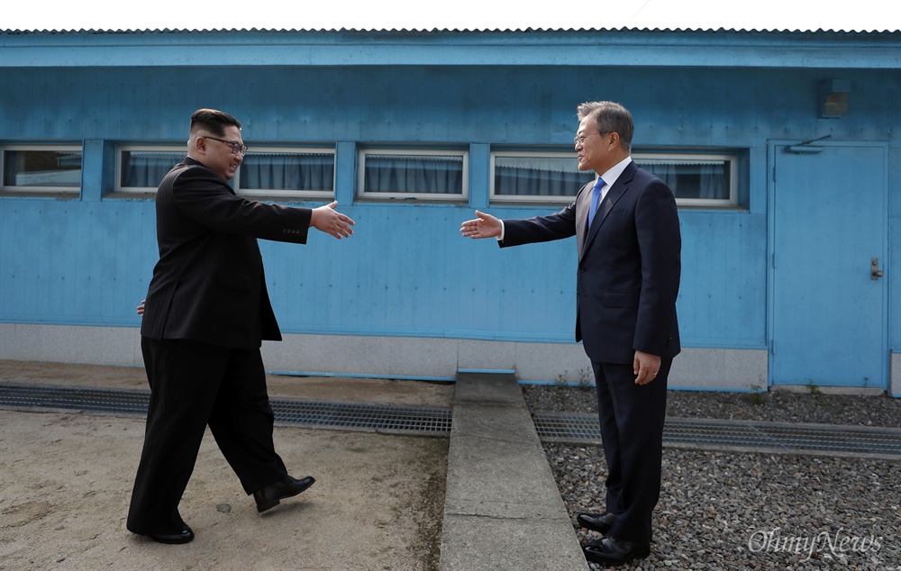 남-북 정상, 군사분계선 사이에 두고 첫만남 2018 남북정상회담이 열리는 27일 오전 판문점 군사분계선을 사이에 두고 문재인 대통령과 김정은 국무위원장이 첫 만남을 하고 있다.