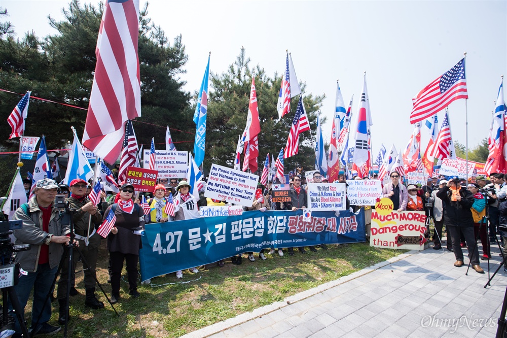  남북정상회담이 열리는 27일 오후 경기도 파주 임진각 인근에서 보수단체 회원들이 정상회담 반대 시위를 하고 있다.