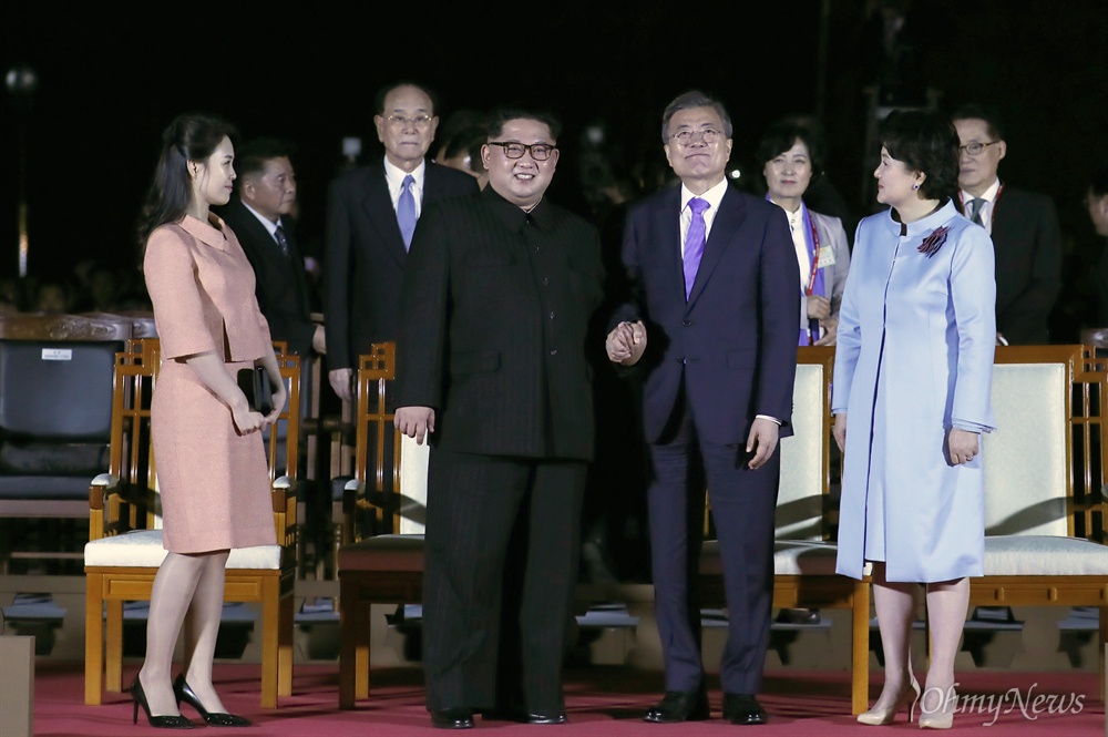 손 잡은 남-북 정상 27일 오후 판문점 남측 평화의 집 앞마당에서 열린 2018 남북정상회담 환송공연 '봄이 온다' 공연에서 문재인 대통령과 김정은 국무위원장이 손을 잡고 있다. 왼쪽은 리설주 여사, 오른쪽은 김정숙 여사.