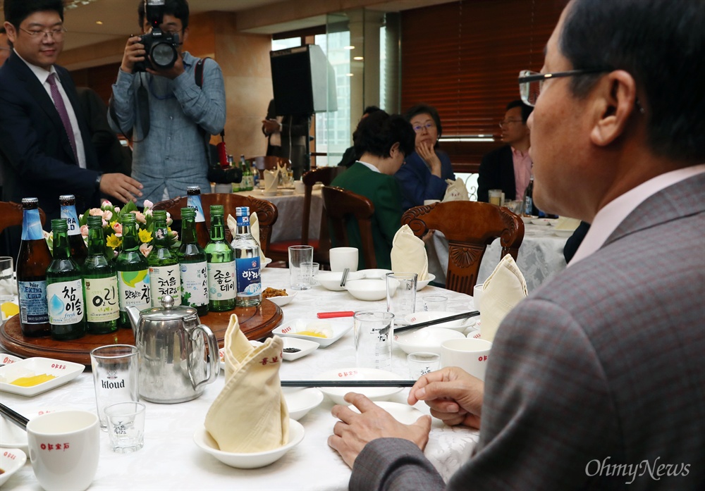 '필승' 외친 한국당 만찬장에 놓인 일곱 가지 소주  홍준표 대표 주재로 30일 서울 여의도 한 중식당에서 열린 6.13지방선거 필승을 위한 자유한국당 국회의원 만찬에 전국 7도의 소주가 종류별로 놓여 있다. 