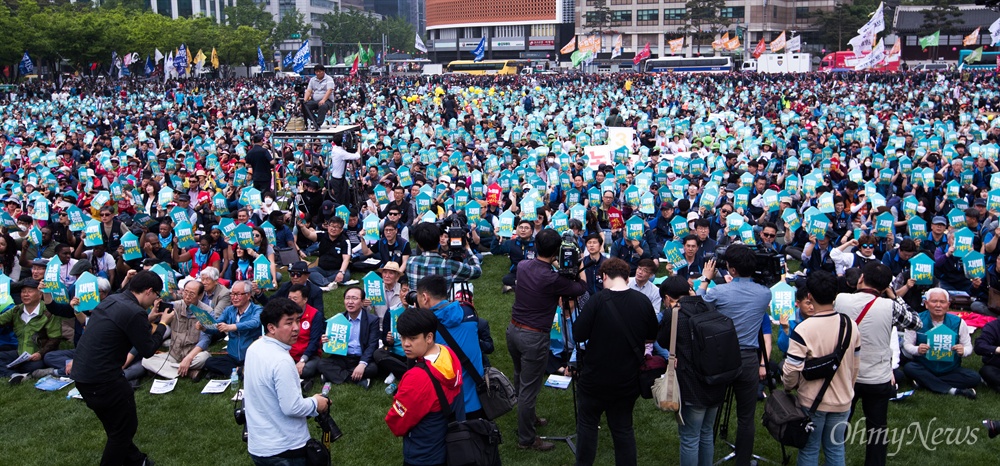  노동절인 1일 오후 서울광장에서''한국사회 노동을 새로 쓰자'를 주제로 '2018 세계노동절대회’가 열리고 있다. 