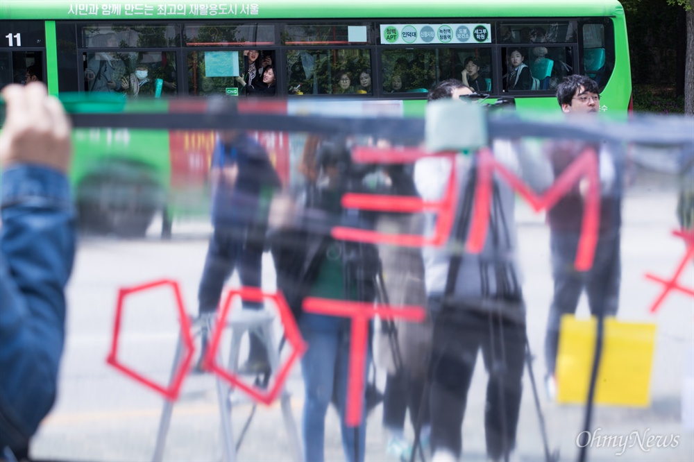  노원 스쿨미투를 지지하는 시민모임 회원들이 3일 오전 서울 노원구 북부교육지원청에서 최근 발생한 용화여고 미투 운동 해당 교사 처벌 촉구 기자회견을 하자 지나가던 버스 승객들이 관심있게 지켜보고 있다. 