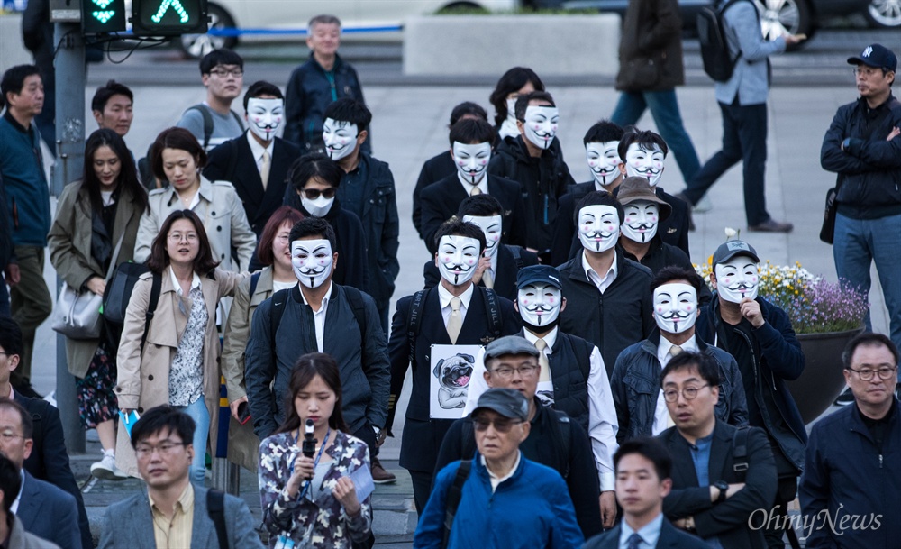  대한항공 직원들과 가족, 지지하는 시민 등이 4일 오후 서울 종로구 세종문화회관 옆 계단에서 대한항공 조양호 회장 일가 및 경영진 퇴진과 갑질 근절을 위한 1차 촛불집회를 열고 있다.