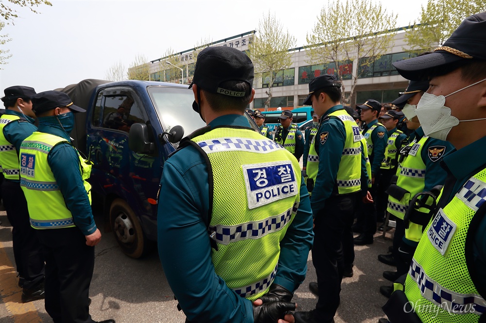 대북전단 살포 저지하는 경찰 박상학 자유북한운동연합 대표와 탈북자단체 회원들이 5일 오후 경기도 파주 오두산통일전망대 주차장에서 김정은 국무위원장을 비난하는 대북전단 살포를 시도하자, 경찰이 장비가 실린 차량을 에워싸며 저지하고 있다.