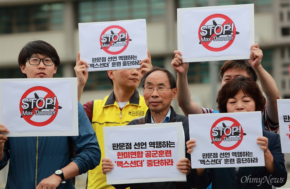 "판문점선언 역행, 맥스선더 훈련 중단하라" 전쟁반대평화실현국민행동 소속단체 회원들이 16일 오후 서울 종로 미국대사관앞에서 ‘판문점 선언 역행하는 한미연합공군훈련 ‘맥스선더’ 중단 촉구 긴급기자회견’을 열었다. 참가자들은 “판문점선언을 통해 남과 북은 ‘군사적 긴장과 충돌의 근원으로 되는 상대방에 대한 일체의 적대행위를 전면 중지’하기로 약속했고 미국 또한 동의했다”며 스텔스 공격전투기 F-22랩터까지 동원된 맥스선더 훈련 중단을 촉구했다.