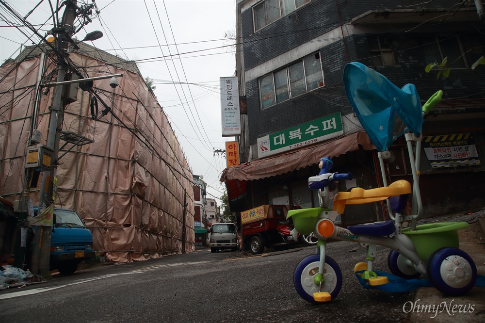  18일 서울 마포구 아현2구역 재건축 사업 지역에 예전에 어린 아이가 신나게 타고 놀던 자전거가 놓여있다.