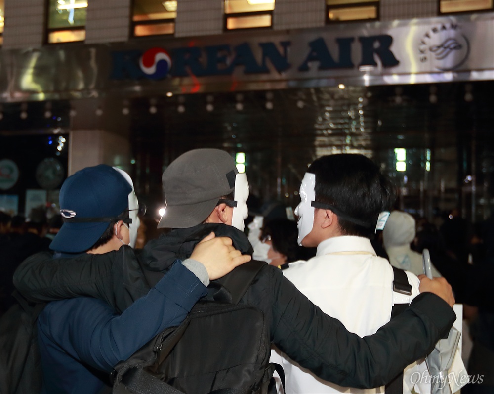 어깨동무한 대한항공 직원들 '이젠 든든한 동지' '조양호 일가 및 경영진 퇴진, 갑질STOP 3차 촛불집회'에 참석했던 직원과 시민들이 행진을 한 뒤 서소문 대한항공 빌딩앞에서 마무리 집회를 하고 있다.