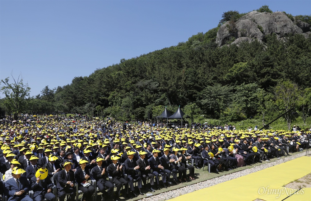  23일 경남 김해시 봉하마을 대통령 묘역에서 노무현 전 대통령 9주기 추도식이 열리고 있다. 