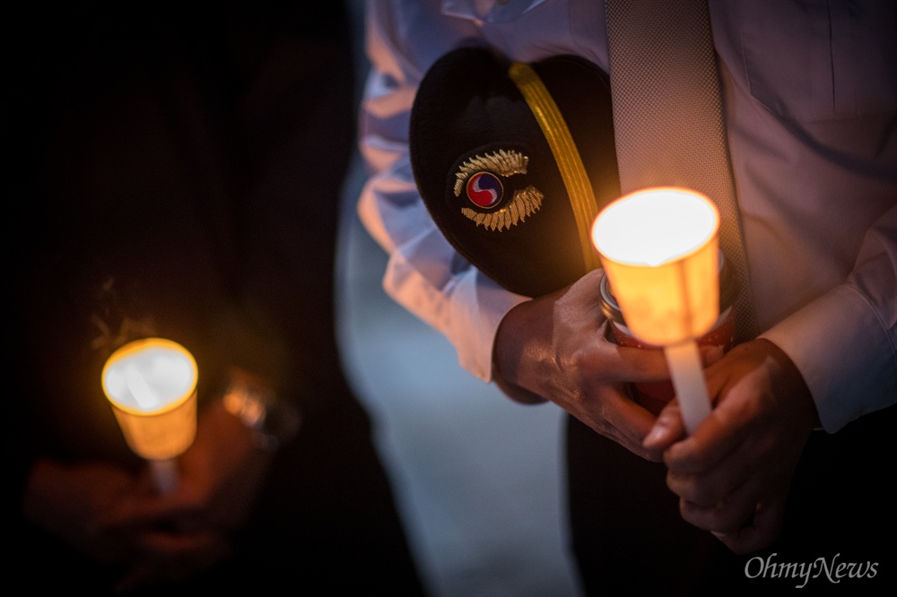  25일 오후 서울 종로구 보신각 앞에서 대한항공직원연대 4차 촛불집회에 참석한 조종사가 촛불을 들고 있다. 