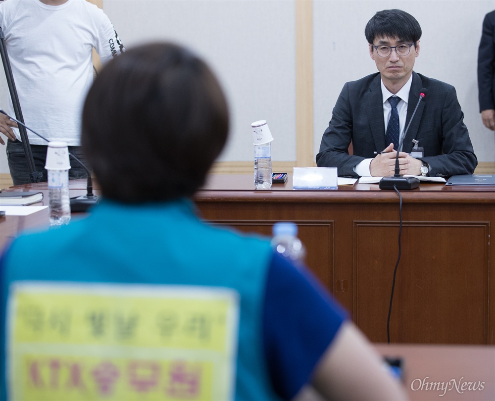  KTX 해고 승무원들이 30일 오후 서울 서초구 대법원에서 김환수 대법원장 비서실장과 면담을 하고 있다. 