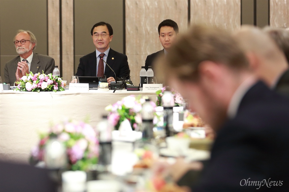 주한 EU회원국 대사들에게 남북관계 설명하는 조명균 통일부 장관 조명균 통일부 장관이 30일 오후 서울 종로구 포시즌스호텔에서 열린 주한 EU회원국 대사 대상 정책설명회에 참석해 최근 남북관계에 대해 설명하고 있다.
조 장관은 “일시적인 어려움을 겪던 북미정상회담은 이제 본격적인 준비단계에 진입했다. 북미간에 한반도 비핵화에 대한 입장 차이는 여전히 크다”라며 “그 간격을 좁히고 또 서로 맞춰나가는 것은 쉽지 않겠지만 불가능한 것만은 아니라는 것이 저희 판단이다”고 말했다.

조 장관은 “한국 정부는 북한의 비핵화와 체제안전 보장이 북한과 미국간의 일괄 타결되고 압축적으로 이행되는 것이 바람직하다”고 말했다.