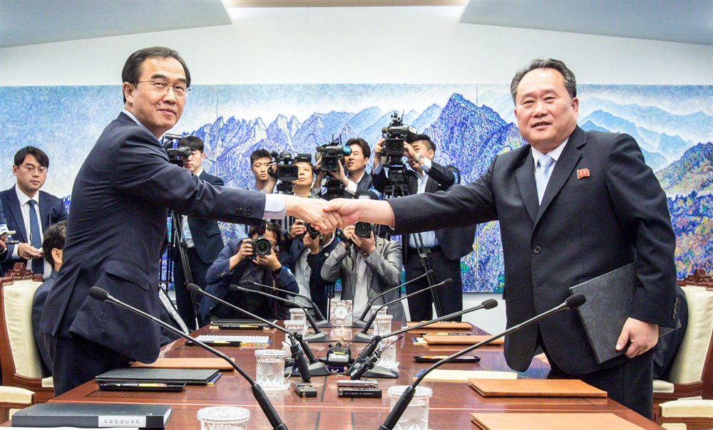 남북, 공동보도문 교환 후 악수 조명균 통일부 장관과 리선권 조국평화통일위원회 위원장이 1일 오후 판문점 남측 평화의집에서 열린 '남북고위급회담'을 마친 뒤 공동보도문을 교환하며 악수하고 있다. 