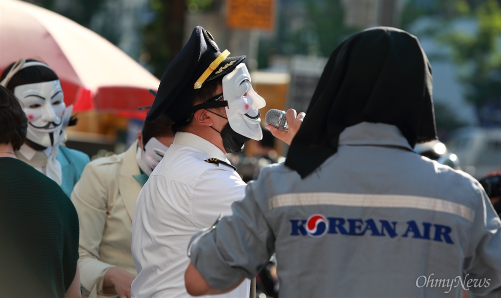 대한항공직원연대, '갑질 근절' 게릴라 홍보 대한항공직원연대 회원들이 1일 오후 서울 홍대입구역 부근에서 갑질근절 문화캠페인 게릴라 홍보를 하고 있다.  브이포벤데타 가면을 쓴 직원들이 갑질근절 스티커, 배지, 네임태그 등을 시민들에게 나눠줬다.