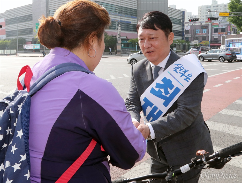 인사하는 최재성 후보 서울 송파을 국회의원 재보궐 선거에 출마한 더불어민주당 최재성 후보가 공식 선거운동 개시일인 31일 가락시장역 인근에서 출근하는 시민들과 인사하고 있다. 