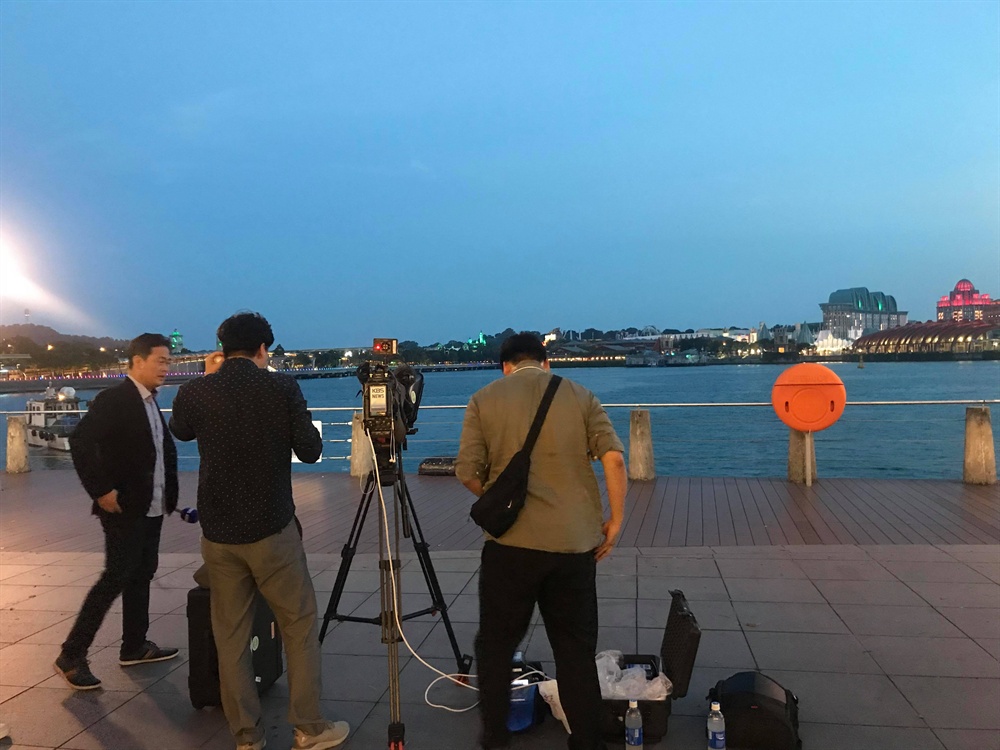  6일 저녁 싱가로프 센토사 앞에서 방송을 준비 중인 KBS 기자들.