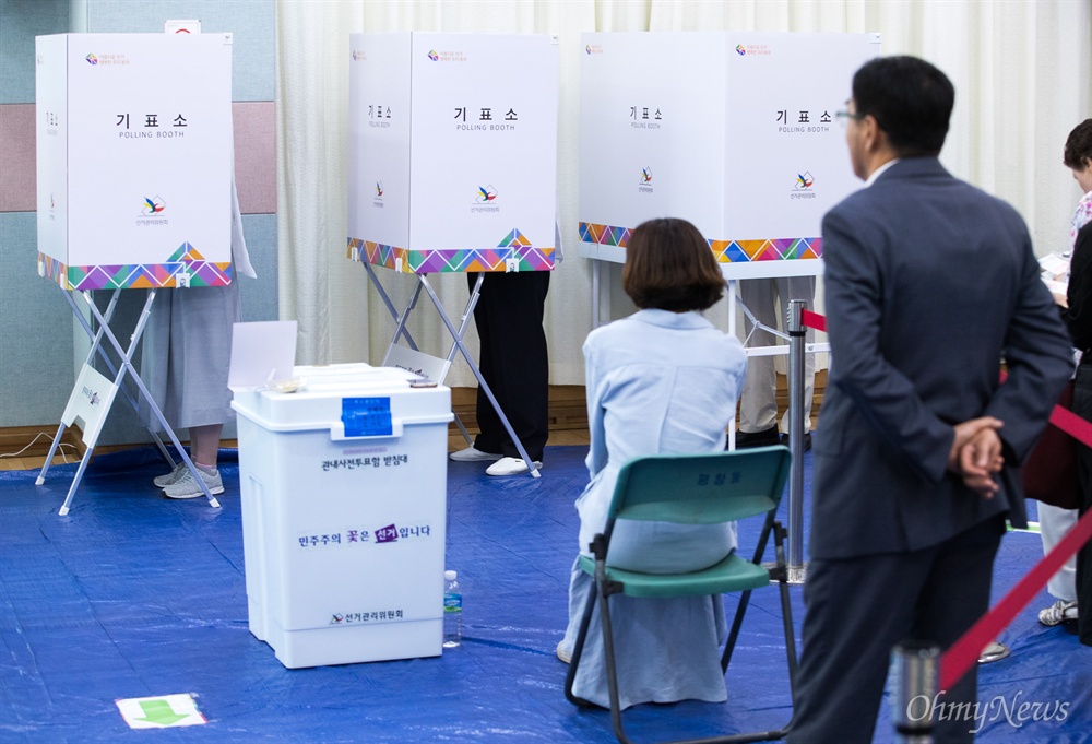  8일 오전 서울 종로구 평창동 사전투표소에서 시민들이 사전 투표를 하고 있다. 
