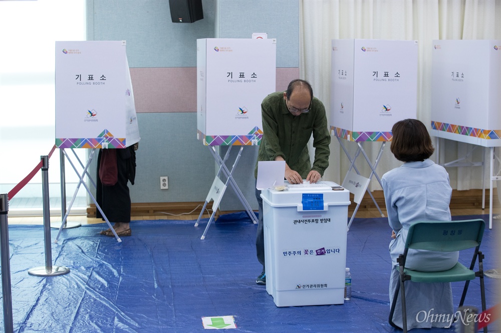  8일 오전 서울 종로구 평창동 사전투표소에서 시민들이 사전 투표를 하고 있다. 