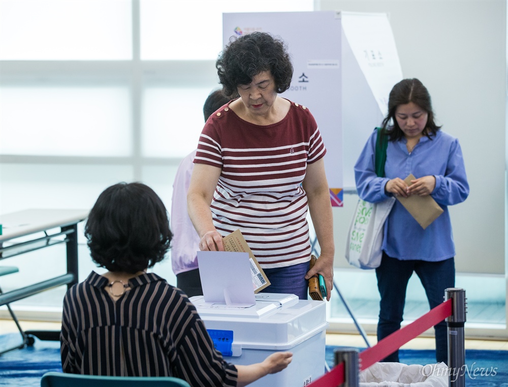  8일 오전 서울 종로구 평창동 사전투표소에서 한 시민이 관외 사전 투표를 마치고 봉투를 기표함에 넣고 있다. 