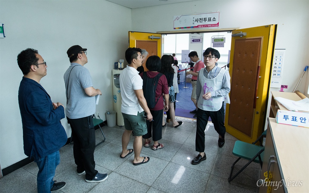 8일 오전 서울 종로구 평창동 사전투표소에서 시민들이 사전 관외 투표를 하기 위해 줄을 서있다. 
