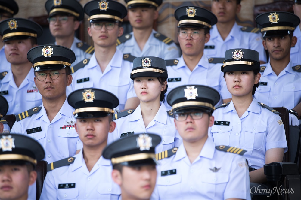  8일 오후 서울 노원구 육군사관학교 연병장에서 열린 독립군과 광복군의 전신인 신흥무관학교의 107주년 기념식에 생도들이 참석하고 있다. 