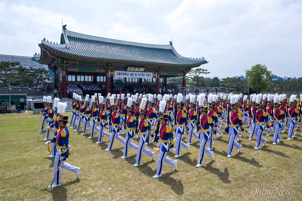  8일 오후 서울 노원구 육군사관학교 연병장에서 열린 독립군과 광복군의 전신인 신흥무관학교의 107주년 기념식에서 생도들이 분열을 하고 있다.