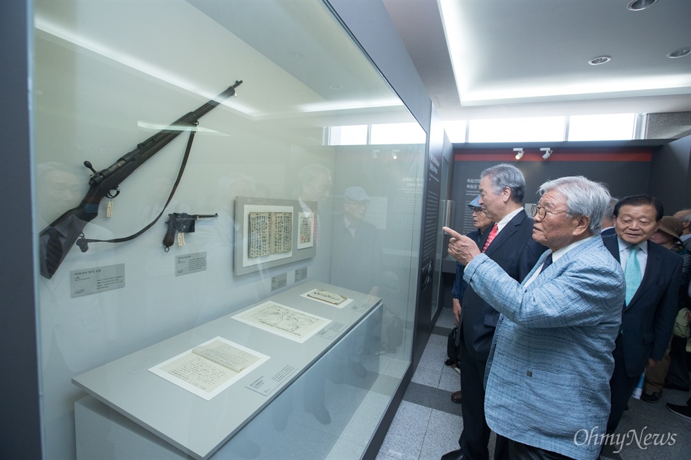  8일 오후 서울 노원구 육군사관학교 연병장에서 열린 독립군과 광복군의 전신인 신흥무관학교107주년 기념식이 끝나고 참관객들이 항일운동 전시관을 둘러보고 있다.