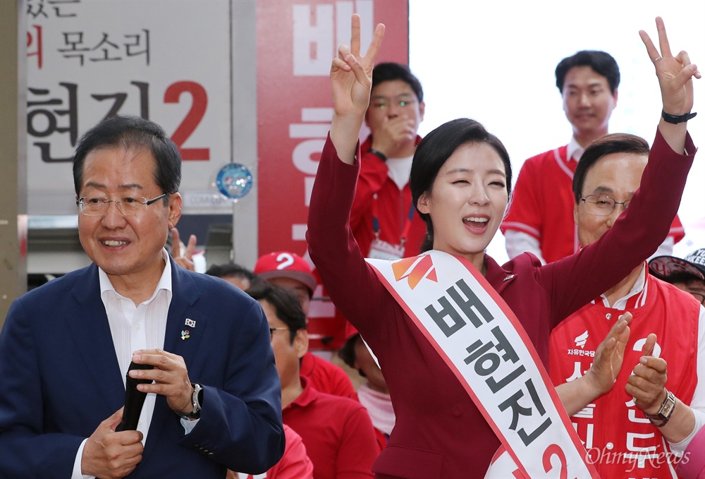 배현진 지원유세 나선 홍준표 자유한국당 홍준표 대표가 8일 서울 송파구 서호사거리에서 송파을 국회의원 재보궐 선거에 출마한 배현진 후보 지원 유세를 펼치고 있다. 