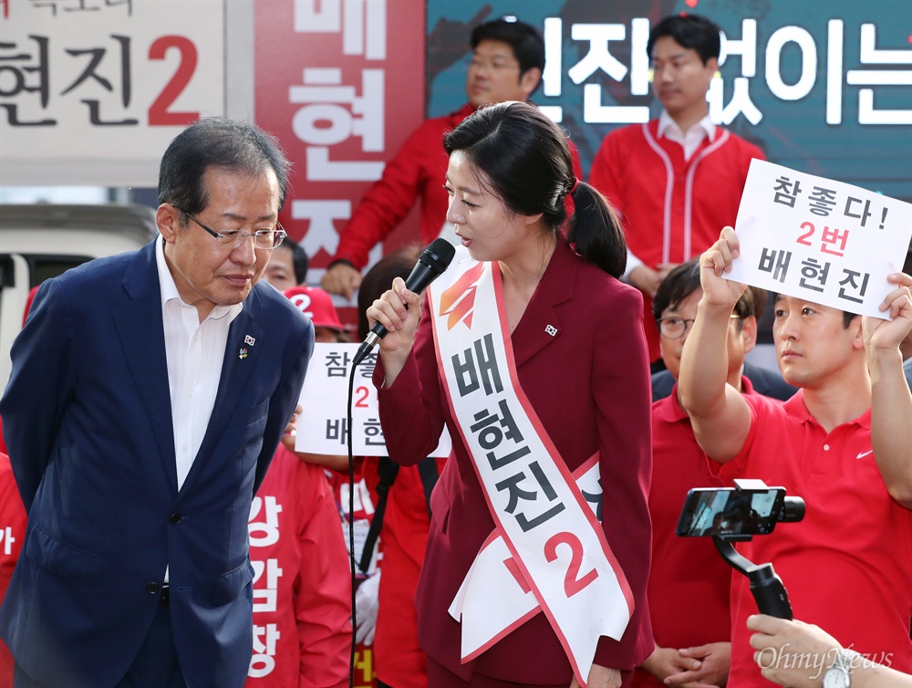 배현진 지원으로 유세 재개한 홍준표 자유한국당 홍준표 대표가 8일 서울 송파구 서호사거리에서 송파을 국회의원 재보궐 선거에 출마한 배현진 후보 지원 유세를 펼치고 있다. 
