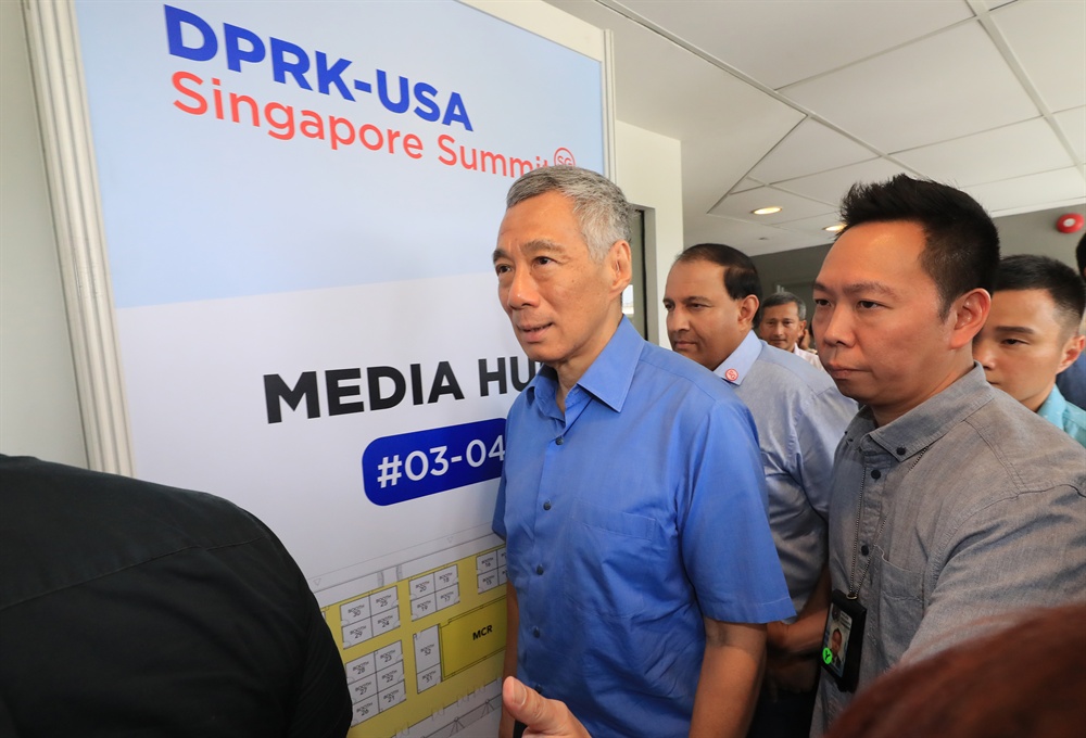 미디어센터 방문한 싱가포르 총리 북미정상회담을 앞두고 리셴룽 싱가포르 총리가 10일 오후 싱가포르 F1 경기장 건물에 들어선 미디어센터를 둘러보고 있다.