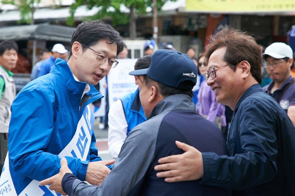  더불어민주당 김경수 경남지사 후보는 10일 아침 신마산 번개시장을 찾아 시민들과 인사를 나누었다. 당시 현장에는 마산 출신 방송인 황교익(맛칼럼니스트)씨가 동행했다.