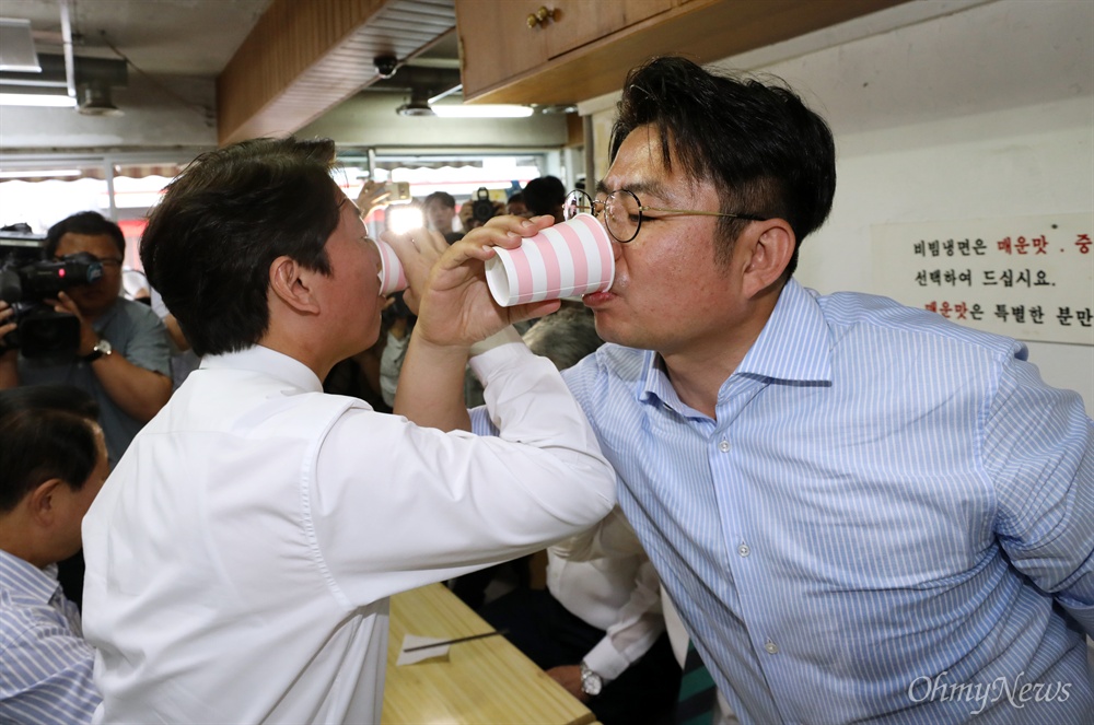 러브샷하는 박종진-안철수 안철수 바른미래당 서울시장 후보와 박종진 송파구 을 국회의원 후보가 10일 서울 송파구 잠실새내역 인근 냉면집에서 열린 당 지도부와 오찬에서 러브샷을 하고 있다. 