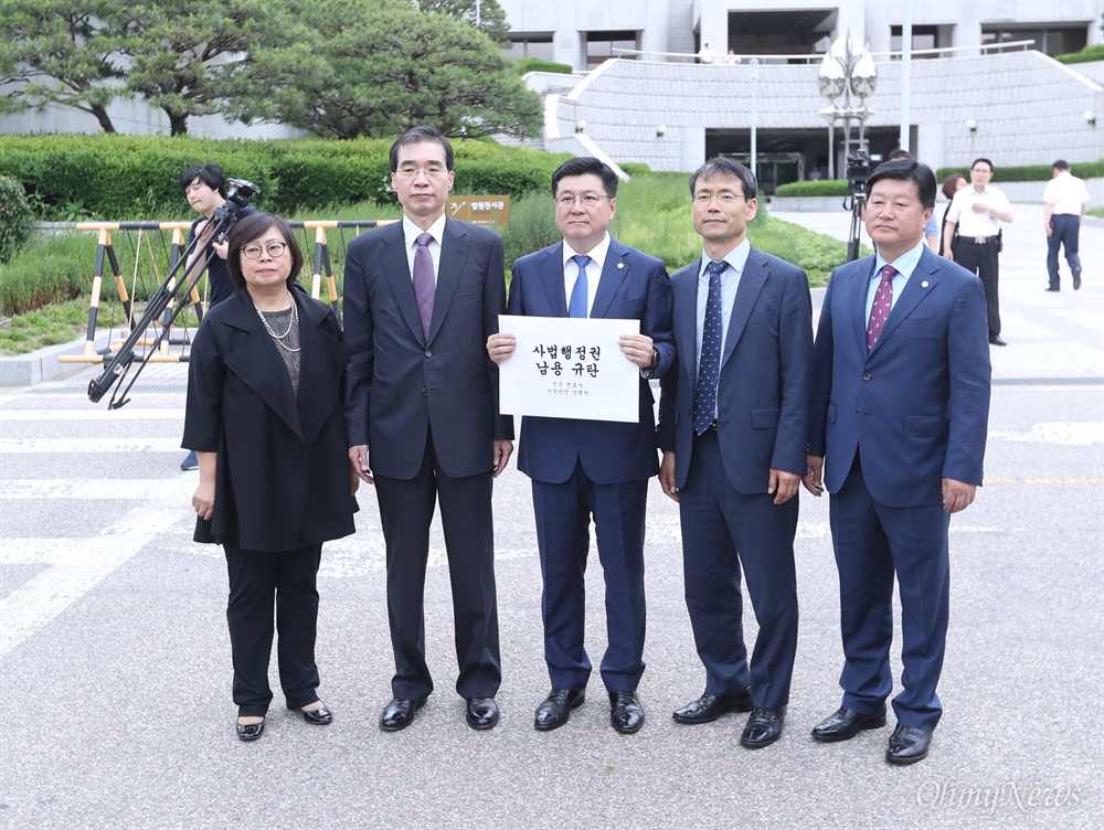  전국변호사 비상시국 서명 변호사들이 11일 오전 서울 서초구 대법원 동문에서 대법원 사법행정권 남용 진상규명과 책임자 처벌을 기자회견을 마치고 시국연명서를 법원행정처에 제출준비를 하고 있다. 오른쪽부터 신현호 변호사,오영중 변호사, 이찬희 서울지방변호사회장, 이종엽 인천지방변호사회장, 이명숙 변호사.