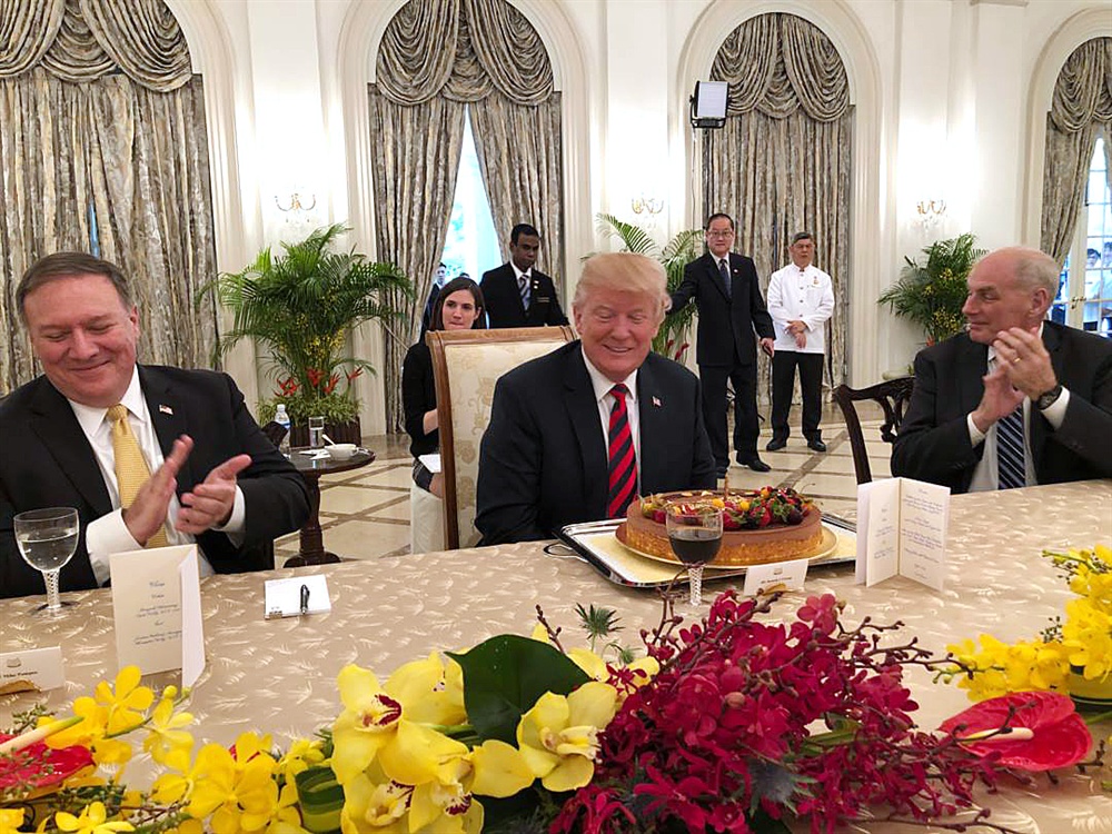 깜짝 생일 축하 받는 트럼프 11일 북미정상회담을 위해 싱가포르 방문중인 트럼프 대통령이 이스타나 대통령궁에서 열린 총리와의 오찬에서 생일축하를 받고 있다. 트럼프 대통령 72세 생일은 오는 14일이다.